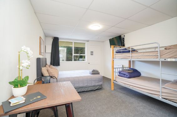 Tourist Flats queen-size bed and bunks